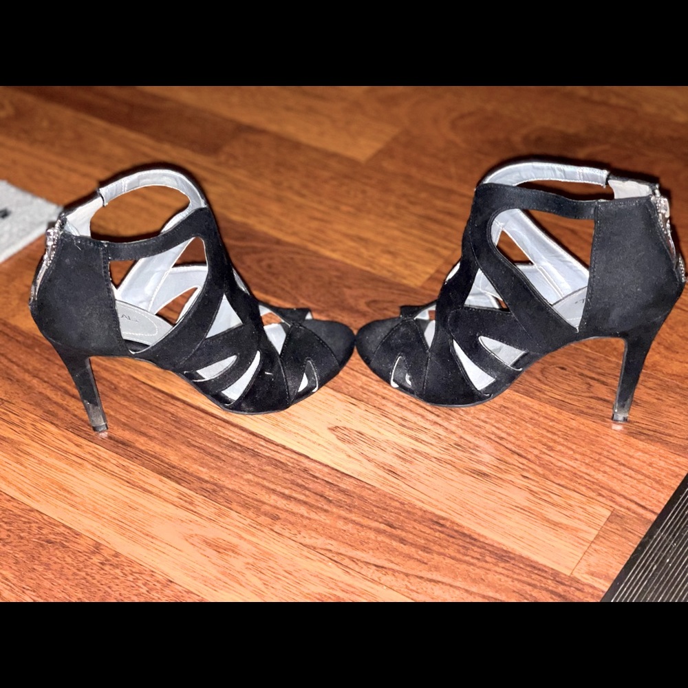 Black size 7 zipper back heel